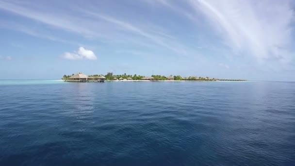 乘船去马尔代夫岛 美丽的度假村在印度洋 — 图库视频影像