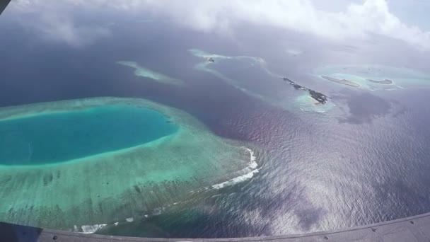 Luchtfoto Van Vliegtuig Venster Eilanden Van Maldiven Met Delen Van — Stockvideo