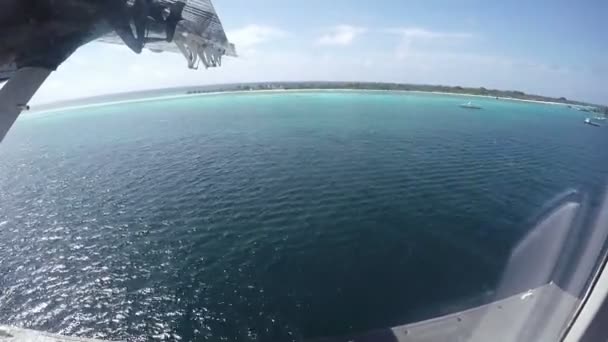 Vattenplanet Tar Fart Utsikten Från Fönstret Maldiviska Öar Med Delar — Stockvideo