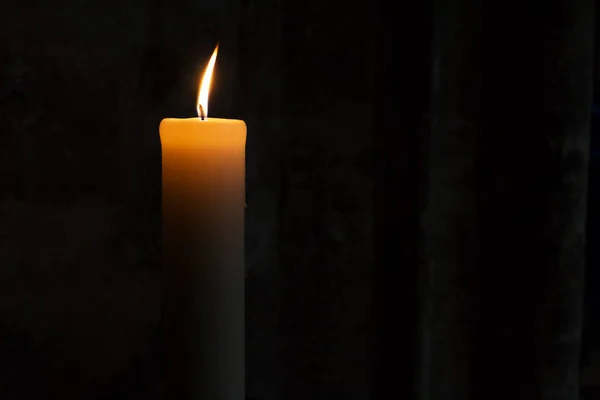 Vela ardiendo en la oscuridad. Concepto espiritual y religioso —  Fotos de Stock