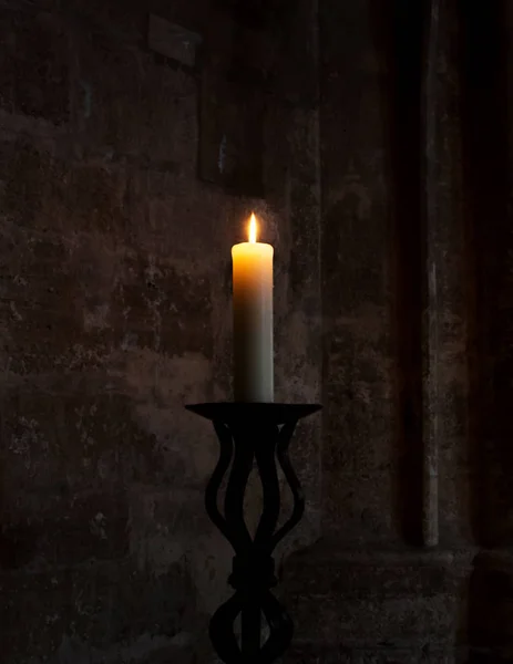 Płonąca świeca w kościele. Koncepcja duchowa i religijna — Zdjęcie stockowe