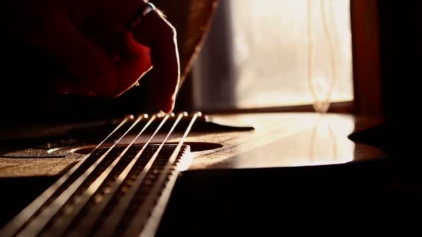 Gitarzysta Tuning Checking Acoustic Guitar Music Studio Zachodzie Słońca — Wideo stockowe