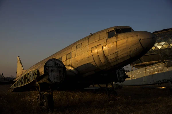 Eski Paslı Uçak Havaalanındaki Hurdalıkta Terk Edildi — Stok fotoğraf