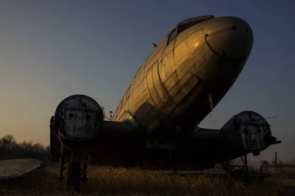Régi rozsdás repülőgép elhagyott roncstelepen a repülőtéren — Stock Fotó