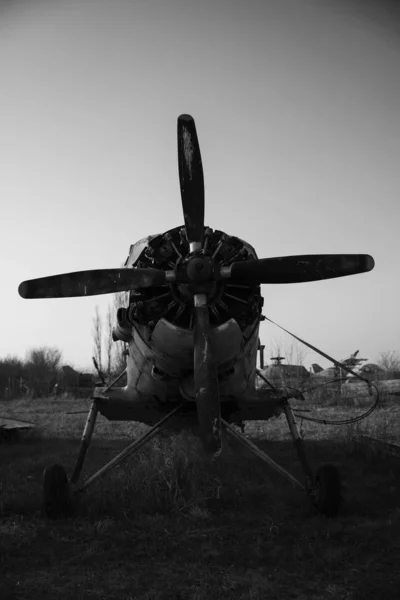 Velho avião de hélice enferrujado abandonado no ferro-velho no aeroporto — Fotografia de Stock