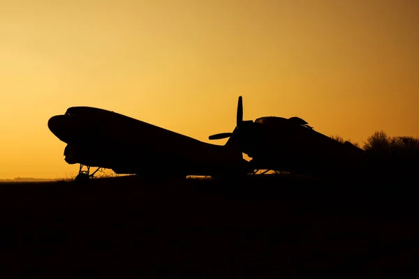 Gün batımında havaalanında uçak siluetleri — Stok fotoğraf