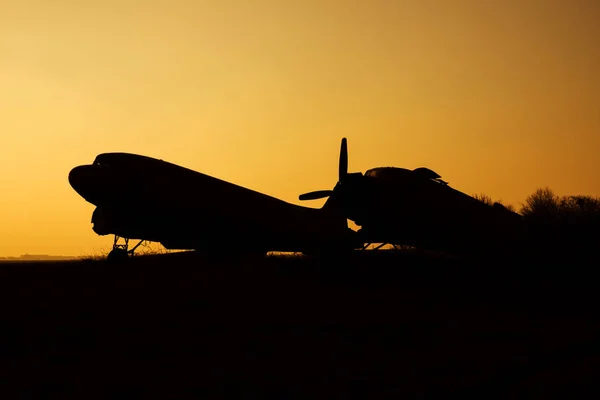 Siluetas de aviones en el aeropuerto al atardecer — Foto de Stock