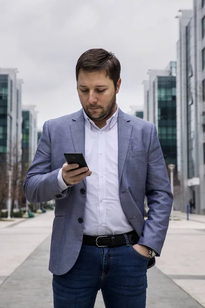 Biznesmen Korzystający Smartfona Zewnątrz Przed Budynkiem Biurowym Sms Sms Surfing — Zdjęcie stockowe