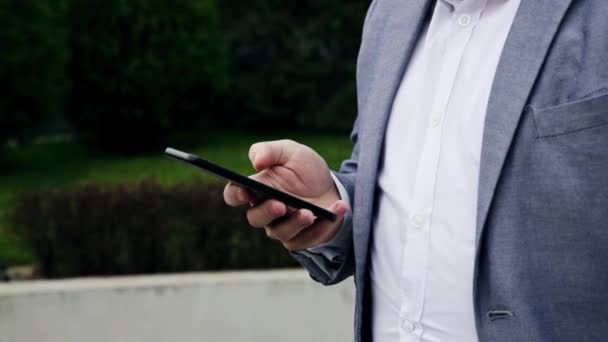 Empresario Usando Smartphone Aire Libre Frente Del Edificio Oficinas Mensajes — Vídeo de stock