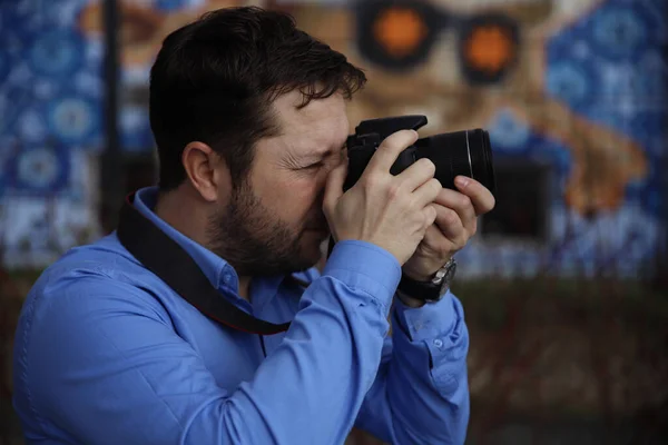 Fotograf Fotografujący Zewnątrz Strzelanina Środowisku Miejskim — Zdjęcie stockowe