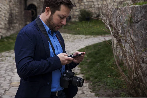 Fotografo All Aperto Trasferimento Foto Dalla Fotocamera Allo Smartphone Controllo — Foto Stock