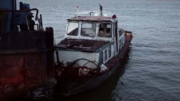 Antiguo Barco Oxidado Anclado Orilla Los Ríos Cámara Lenta Fps — Vídeo de stock