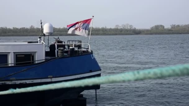 Nave Río Danubio Anclada Los Muelles Con Bandera Serbia Ondeante — Vídeo de stock