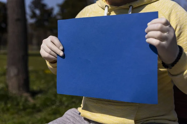 Синій Хром Ключовий Папір Тримається Людиною Хірургічних Рукавичках — стокове фото