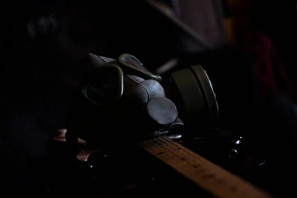 Wojskowa Maska Gazowa Gitarze Elektrycznej Ciemnym Otoczeniu Koronawirus Covid19 Zapobieganie — Zdjęcie stockowe