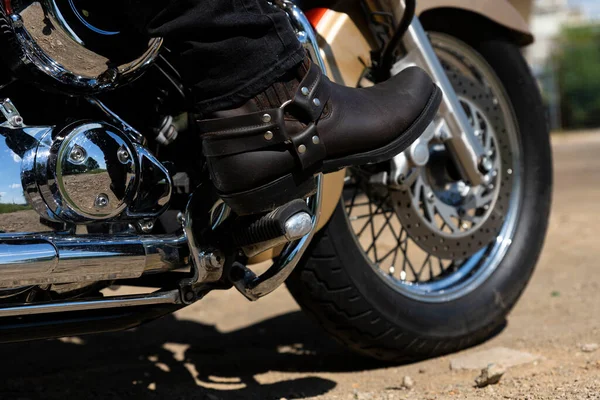 Motocyklista Jeżdżący Motocyklem Widok Dołu Nogi Skórzanych Kowbojskich Butach — Zdjęcie stockowe