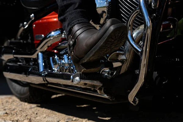 Motorrijder Een Motor Onderaanzicht Van Benen Lederen Cowboylaarzen — Stockfoto