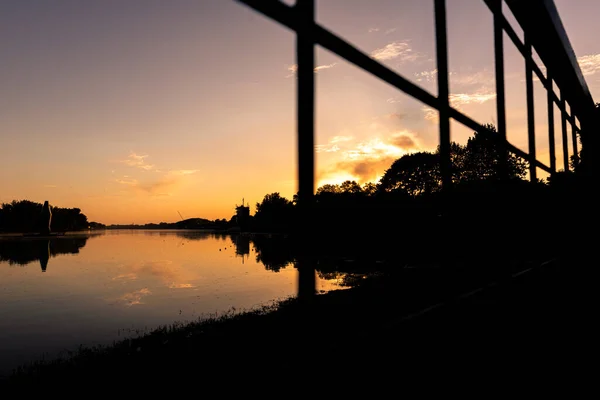 Pôr Sol Lago Golden Hour Vista Através Cerca — Fotografia de Stock