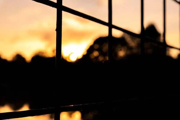 Ηλιοβασίλεμα Στο Golden Hour Προβολή Μέσα Από Φράχτη Συγκεντρώσου Στο — Φωτογραφία Αρχείου