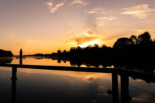 ゴールデンアワーの湖の夕日 — ストック写真