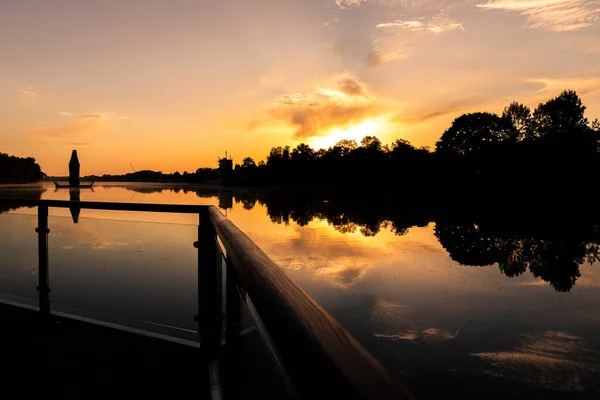 ゴールデンアワーの湖の夕日 — ストック写真