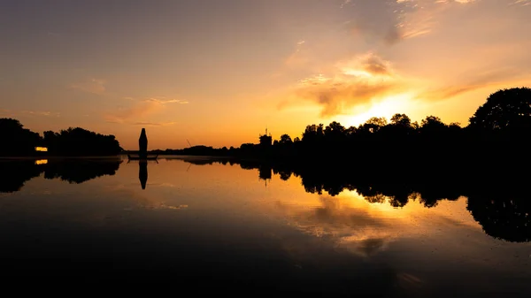 ゴールデンアワーの湖の夕日 — ストック写真