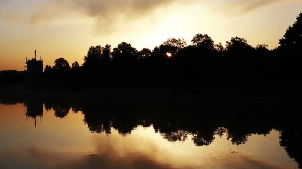 Dramatisk Solnedgång Sjön Himmel Som Reflekterar Vattenytan — Stockvideo