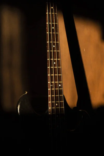 Bas Gitar Müzik Stüdyosunda Altın Saatte Çekildi — Stok fotoğraf