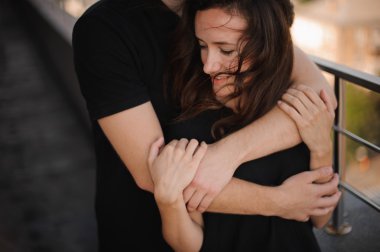 Genç sevgili çift açık havada sarılma ve uzağa arıyorsunuz