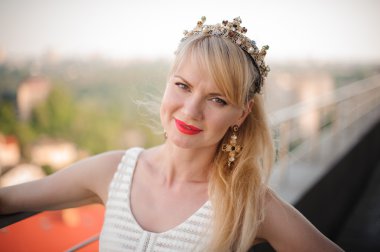 Güzel sarışın kadın uzun saçlı giyen crown ile değerli taşlar dekore edilmiştir..