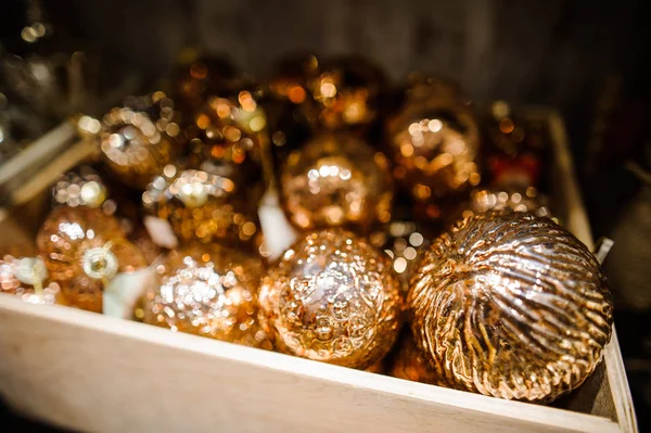 Composition de Noël avec jouets d'arbre en boîte, boules d'or — Photo