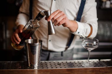 Barmen Beyaz gömlekli alkol kokteyl yok surat