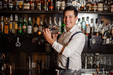 kokteyl gülümseyen Barmen karıştırma