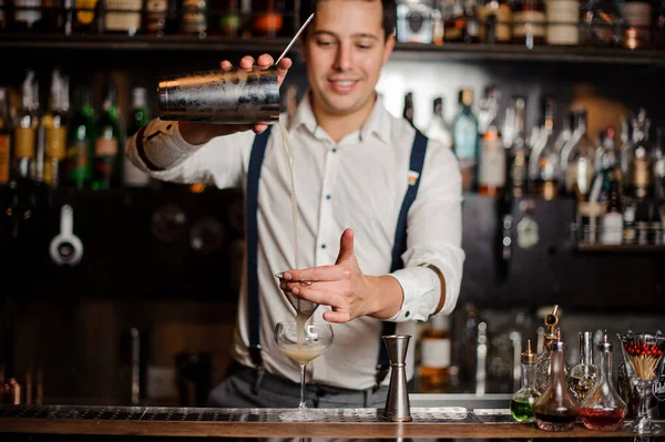 Lächelnder Barkeeper macht Coctail — Stockfoto