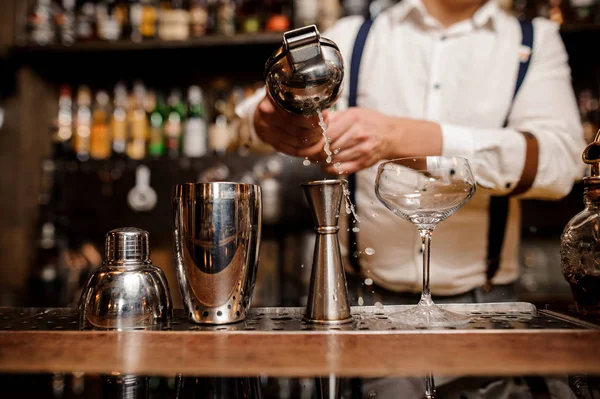Dokonywanie coctail bar barman licznika — Zdjęcie stockowe