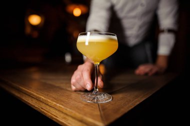 cam kokteyl ile tutan hiçbir yüz erkek