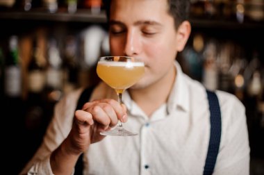 Barmen holdind Kapalı gözlerle kokteyl