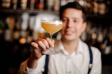 Barmen bir fantezi kokteyl holding