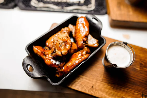 Chicken wings baked in a frying pan close up — Stock Photo, Image