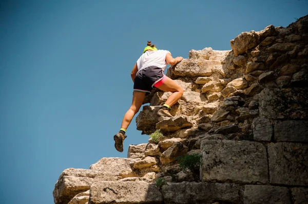 Jovem alpinista do sexo feminino escalada rota desafiadora — Fotografia de Stock