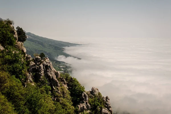 Montanhas cena sobre nuvens na cordilheira — Fotografia de Stock