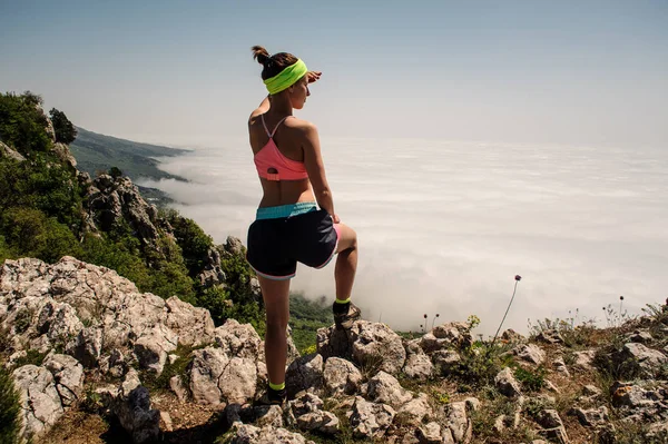 Vrouw reiziger op de top van de berg over wolken reizen Lifestyle — Stockfoto