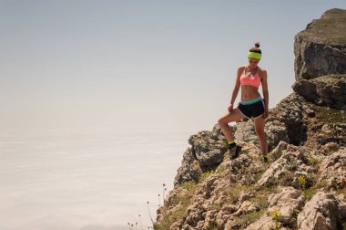 Spor kadın gezgin bir dağın tepesinde