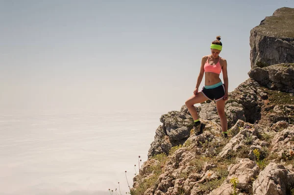 Sport vrouw reiziger op een top van een berg — Stockfoto