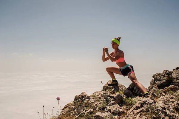 Jonge fitness vrouw trail runner koppelverkoop schoenveter boven op de berg — Stockfoto