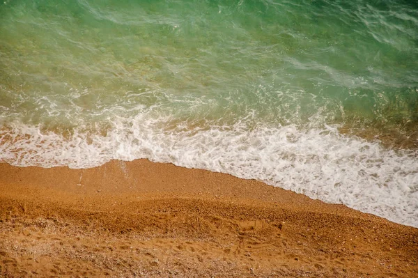 Ola de mar suave en una playa de arena y guijarros —  Fotos de Stock