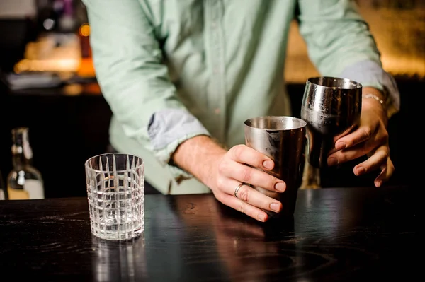 Крупним планом без обличчя бармен робить коктейль — стокове фото