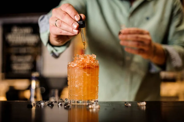 Barkeeper fügt bitteren Cocktail hinzu — Stockfoto