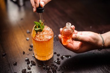 Kafatası şeklinde küçük şişe, yaz kokteyl ve barmen el