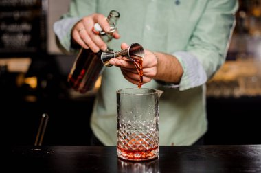 Barmen alkollü kokteyl, metal banyo ve bar ortamı yapma